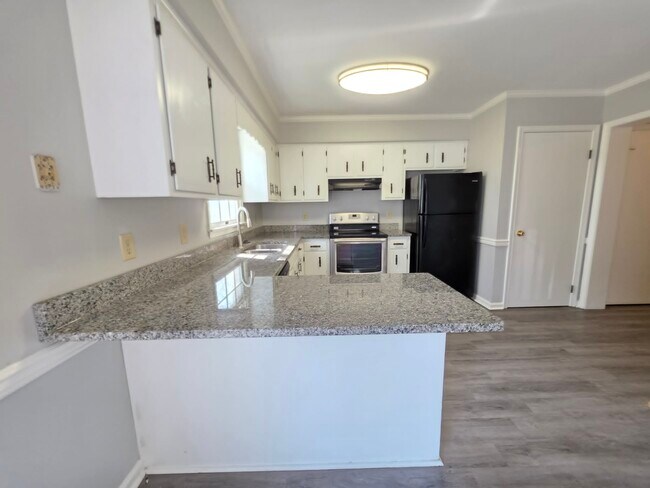 Building Photo - 830 Larch Way