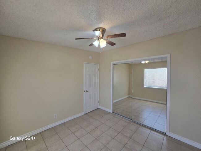 Building Photo - Ocotillo Ave Apt 5826-5828