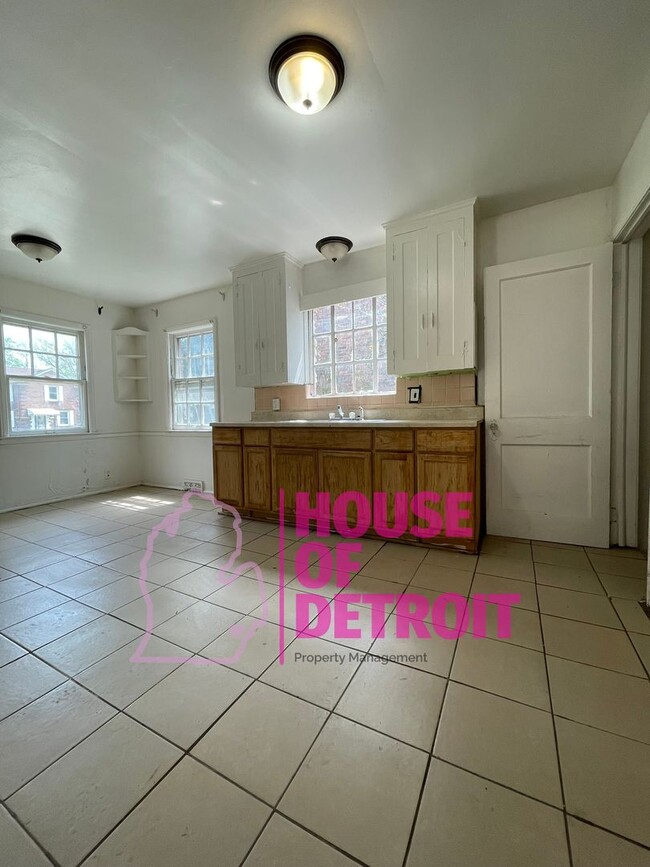 Building Photo - 3 BEDROOM 1 BATH BUNGALOW FREE PRE-SCREEN