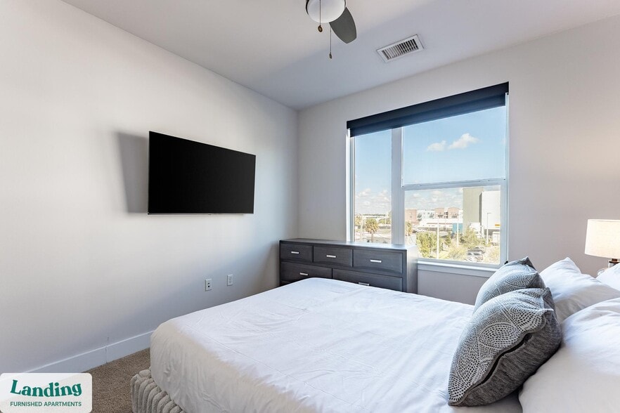 Building Photo - 480 N Orange Ave