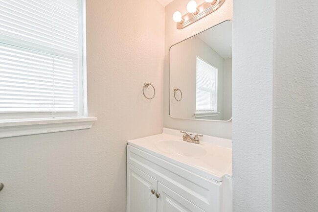 Building Photo - 1428 E 36th St