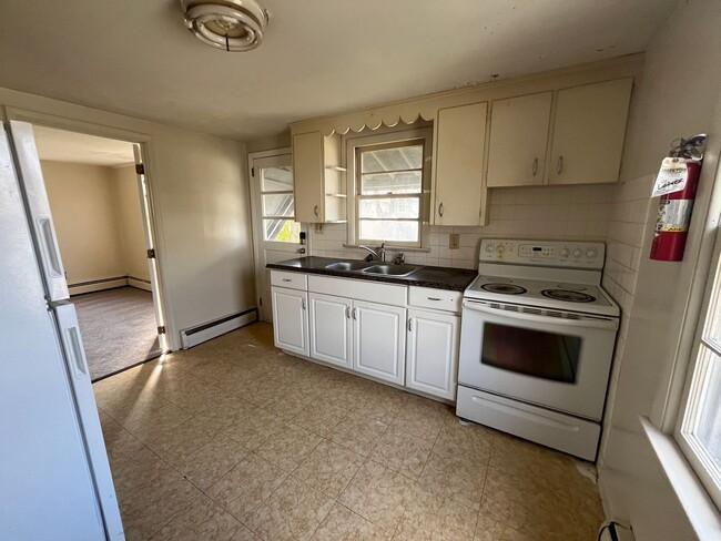 Building Photo - CONTRACT PENDING!! 4 Bedroom, 1 Bath Singl...