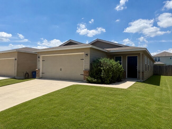 Building Photo - Beautiful 3 bedroom, 2.5 bathroom with an office in a prime New Braunfels location!