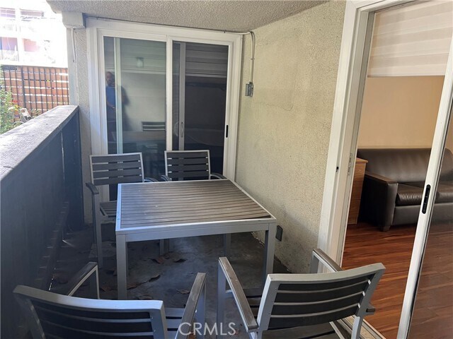 Building Photo - 265 N Oakland Ave