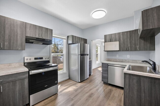 Building Photo - Charming& Updated Northeast Home!