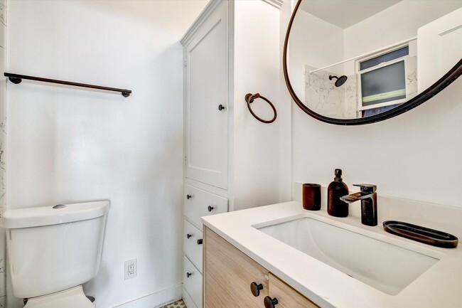 Building Photo - Furnished 3-Bedroom Apartment for 5 – Shar...