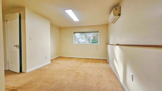 Building Photo - Charming 3 Bed 1.25 Bath Home in Skyway with a great view of Mt Rainier