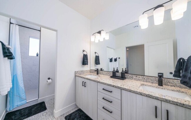 Building Photo - Charming Townhomes with private rooms