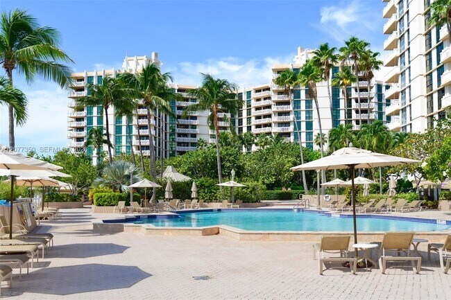 Building Photo - 1121 Crandon Blvd