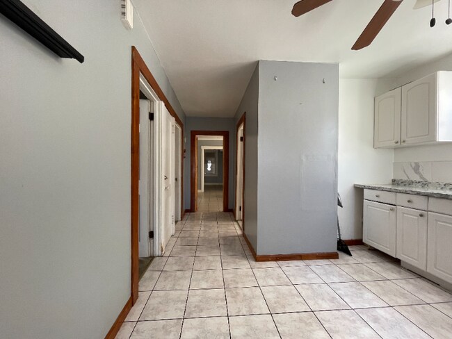 Building Photo - 543 Maple Ave