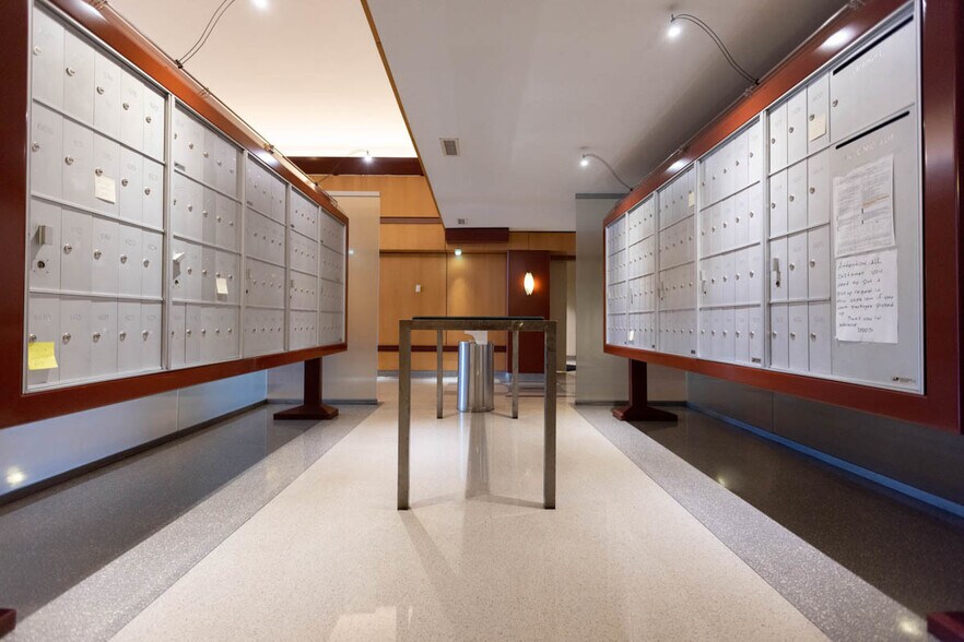 Building Photo - 933 W Van Buren St