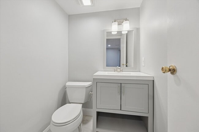 Building Photo - Available Immediately – Renovated 2B/1.5B ...