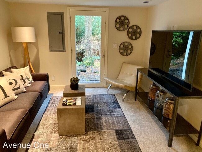 Building Photo - 4 br, 3 bath House - 10204 SE 27th St