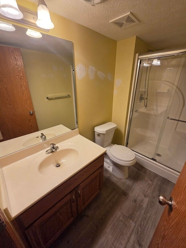 Building Photo - Large 4 Bedroom 3 Bath Single Family