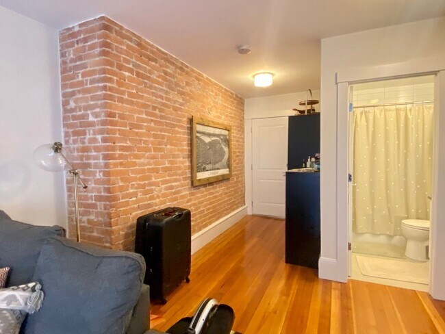 Building Photo - Nicely renovated 2 bed in Brookline.