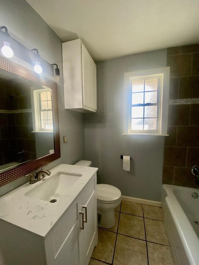 Building Photo - 426 E 50th St