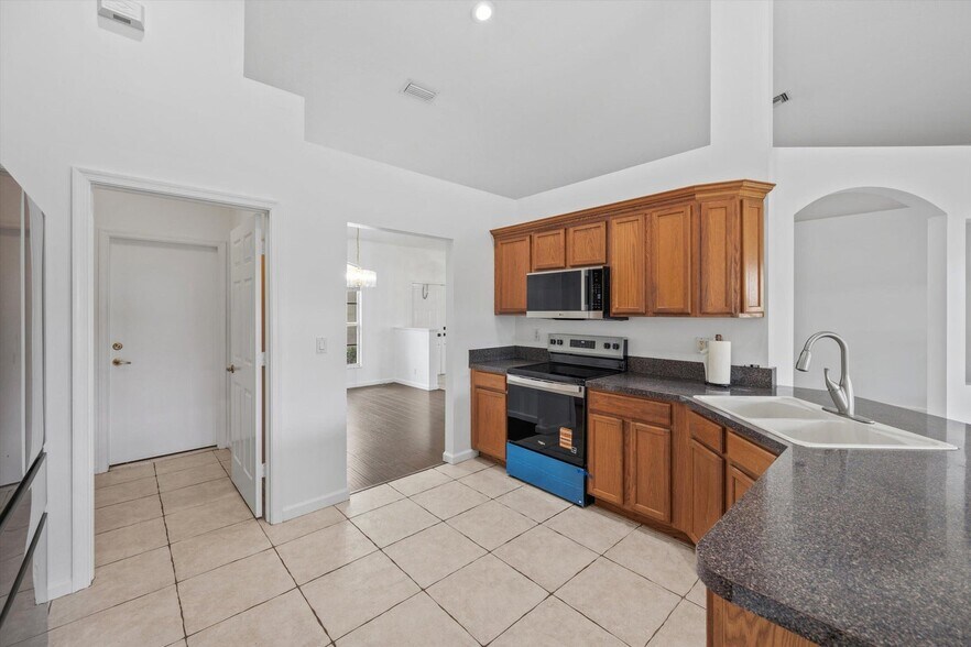 Building Photo - 106 Fernwood Cres