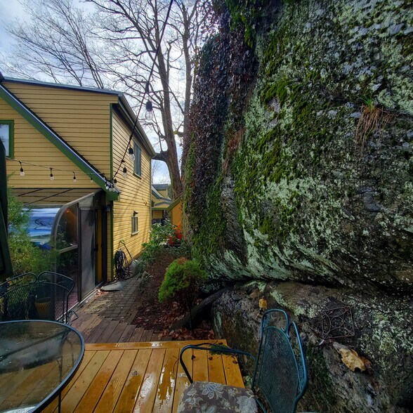 Private yard - 191 Elliot St