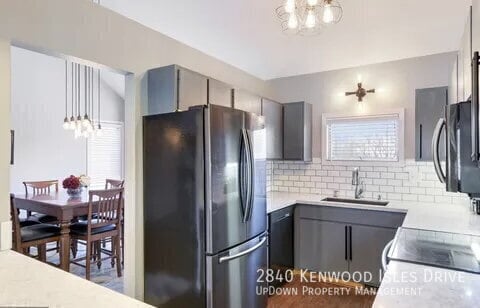 Building Photo - 2840 Kenwood Isles Dr