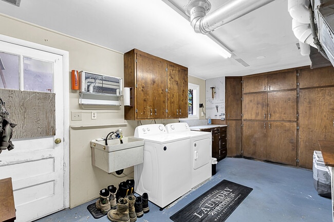Building Photo - 6703 Moreland Ave