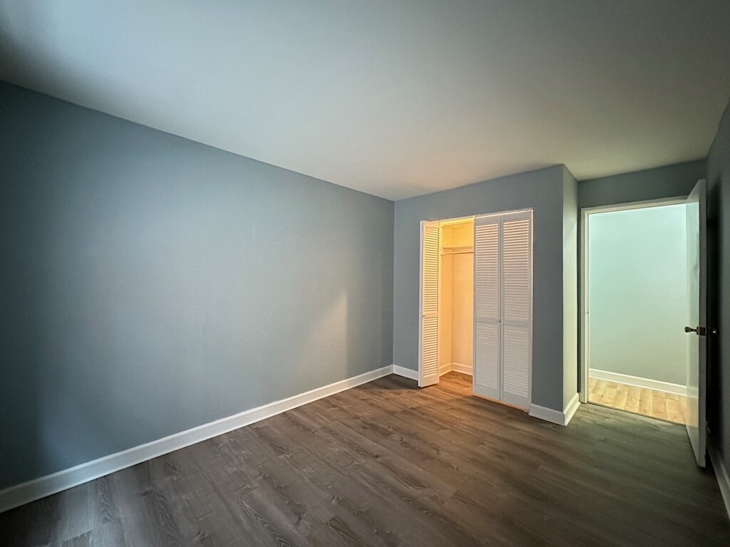 Building Photo - 3825 N Pine Grove Ave