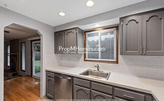 Building Photo - Spacious Three Bedroom Home in Milwaukie!