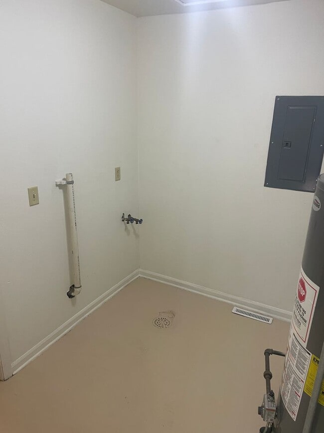 Building Photo - Immaculate 2 Ranch Style Bedroom Duplex