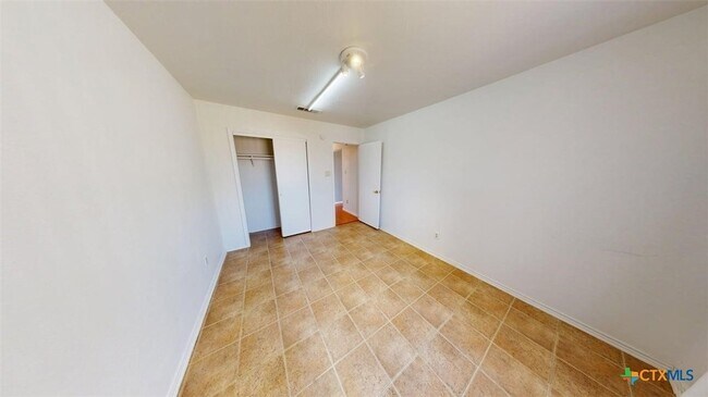 Building Photo - 411 Tomahawk Dr