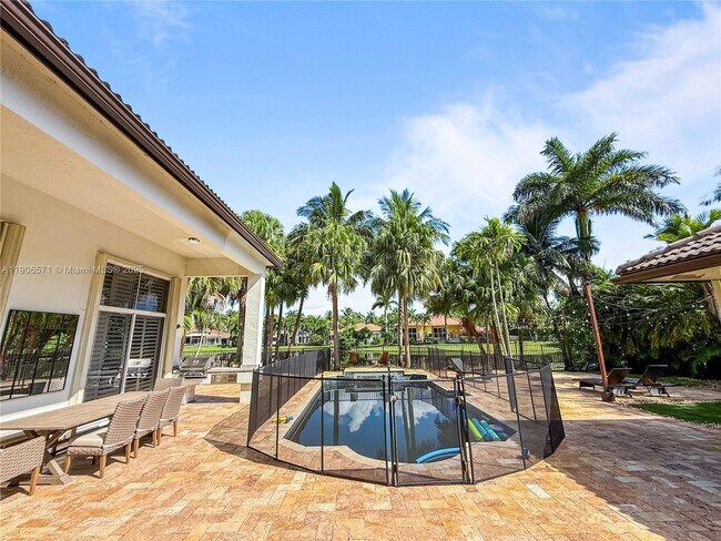 Building Photo - 2514 Poinciana Dr