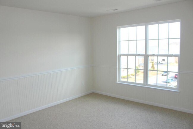 Building Photo - 13570 Village Green Dr