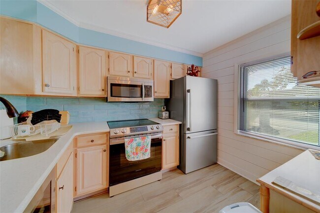 Building Photo - 13827 Mission Oaks Blvd