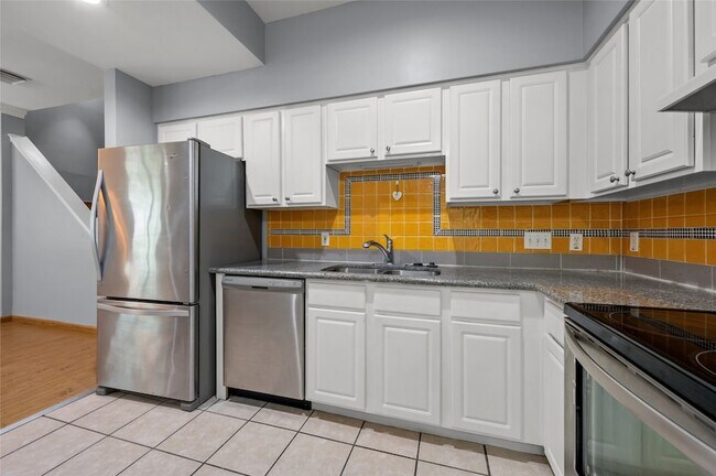 Building Photo - 11709 Lakeside Pl Dr