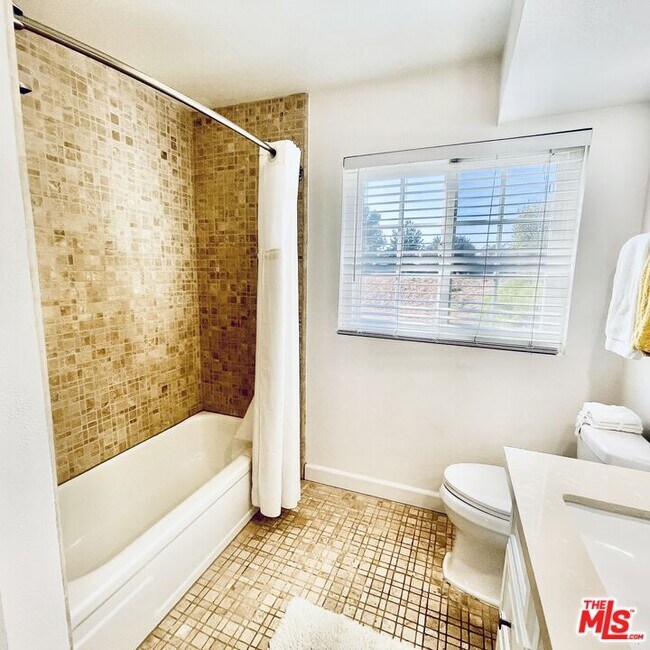 Building Photo - 11158 Newcastle Ave