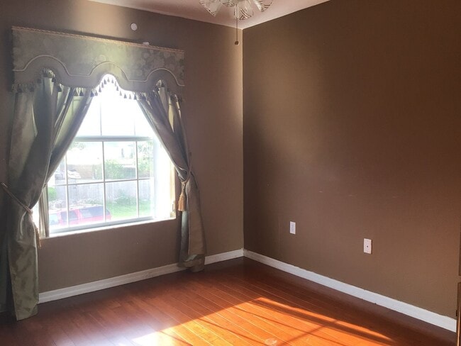 Building Photo - 410 Bloomfield Dr