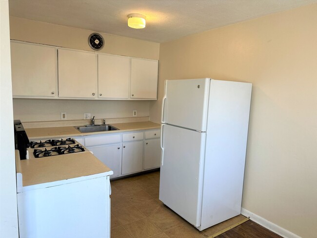 Building Photo - 2nd Flr 2 Bed 1 Bath Apt w/ Hardwood And T...