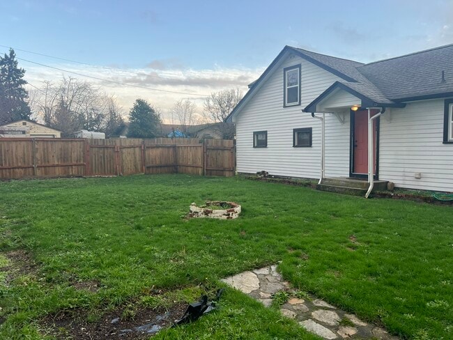 Building Photo - 929 E 57th St