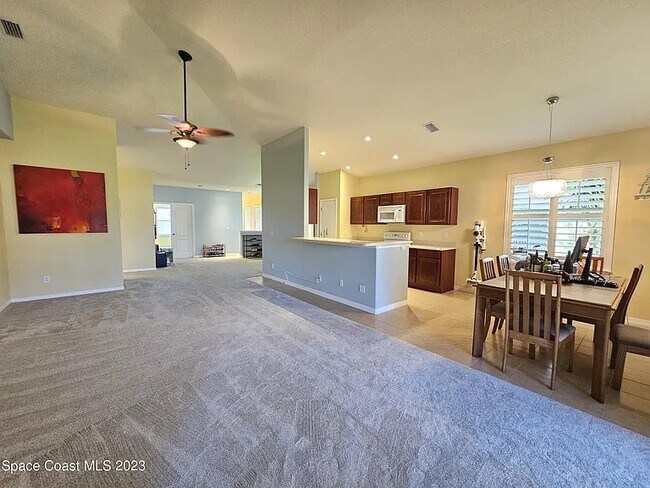 Building Photo - 927 Ocaso Ln