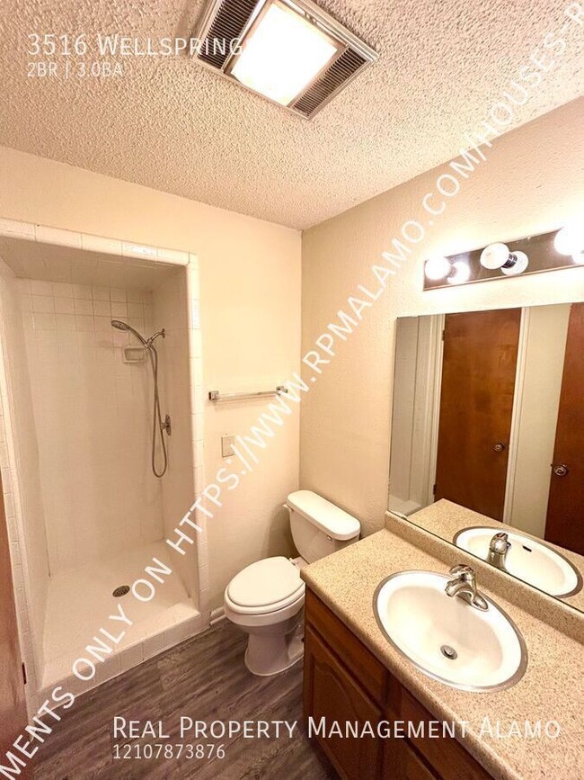 Building Photo - *MOVE IN SPECIAL* Tri-Level 2 Bedroom / 3 ...