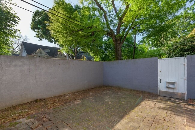 Building Photo - Spacious 1/1 Condo w/ Enclosed Patio & Off...
