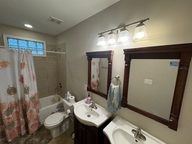Building Photo - Charming 1925 Craftsman Bungalow in Downto...