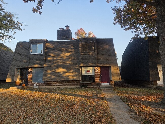 Building Photo - 1327 Eastgate Dr