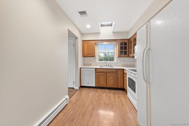 Building Photo - 1736 Central St