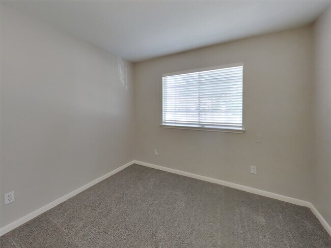 Building Photo - 14907 Englebrook Dr