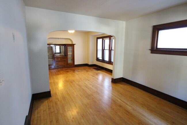 Building Photo - 3 bedroom 1 bath West Allis home with granite counters and 2 car garage