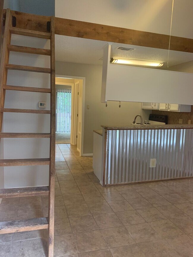 Building Photo - 2210 Pearl St