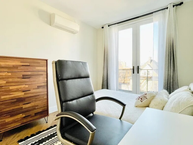 Building Photo - Furnished room/NOT APARTMENT