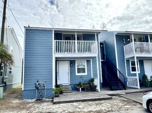 Building Photo - 2nd Floor - 2 Bedroom, 1 Bath in St. Andrews Area