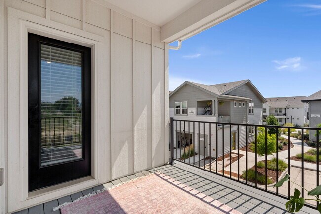 Building Photo - Newer 2bd condo in neighborhood w/ pool