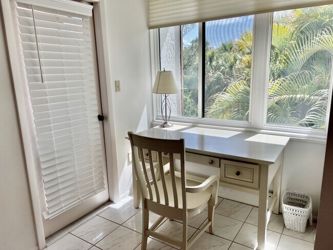 Office Niche - 843 Bayport Way