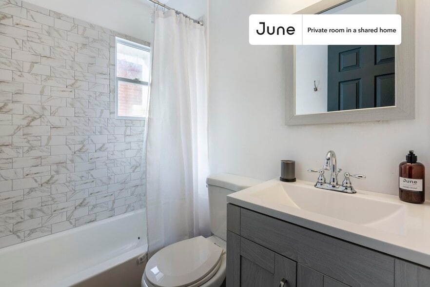 Building Photo - Room in Shared 3 bed/3 bath home